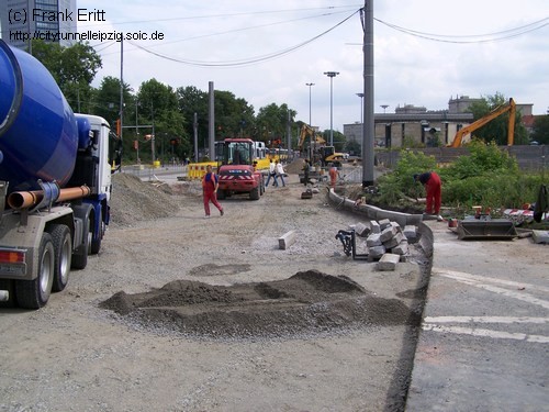 An der S&uuml;dfahrbahn Leuschnerplatz werden die Borde gesetzt.