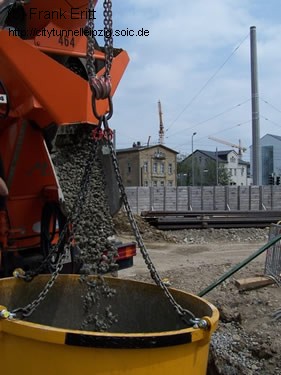 Ein Drainbeton mit 32 mm Gr&ouml;&szlig;tkorn wird eingef&uuml;llt 
