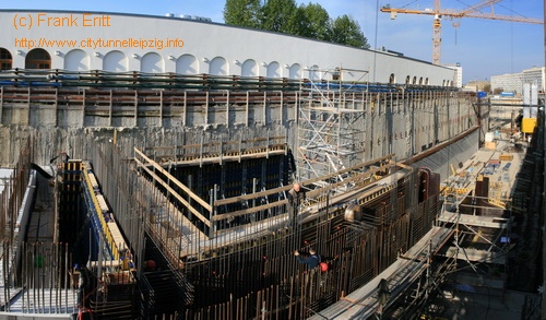 am Bayerischen Bahnhof wird die Sichtbetoninnenwand des Block 36 bewehrt