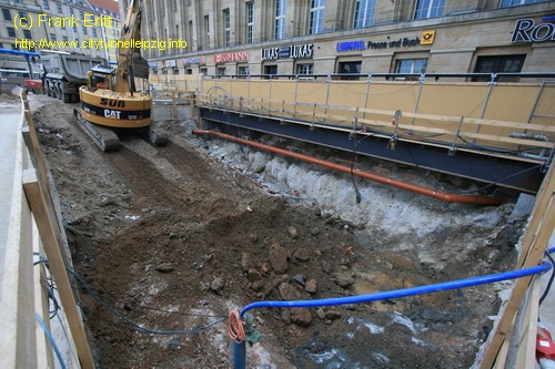Vor dem Hauptbahnhof beginnt der Aushub f&uuml;r die Unterfahrung