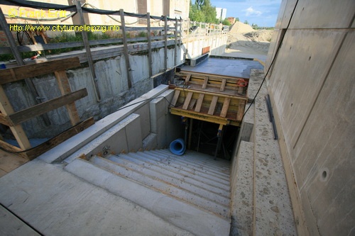 Nun ist die erste Treppe in den City-Tunnel fertig. Sp&auml;ter wird eine Klappe den Notausgang S&uuml;d am Bayerischen Bahnhof zudecken.
