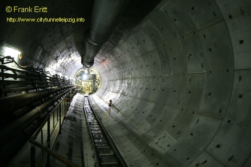 im Tunnel geht es in die Rechtskurve Richtung Leuschnerplatz