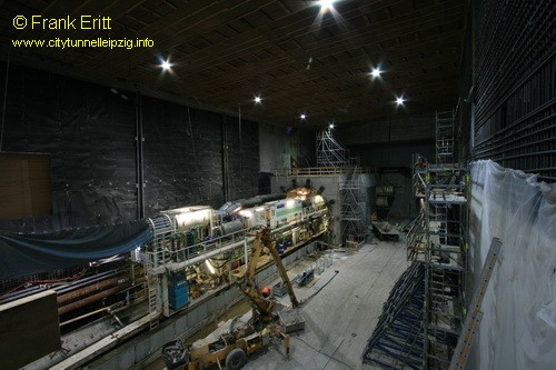 die TBM verschwindet im Betonblock
