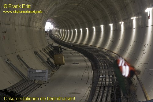 Blick zum Wilhelm-Leuschner-Platz - Einbau Bewehrung Kabeltrassen.