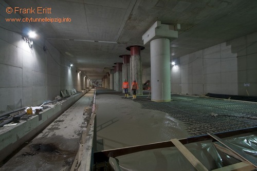 Blick von S&uuml;den - Das Bauwerk macht einen leichten Bogen