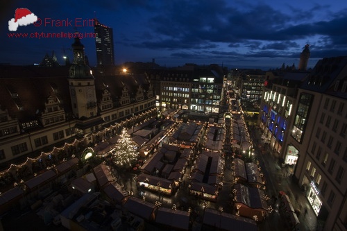 Blick vom Kran an der Station Markt auf den Weihnachtsmarkt.