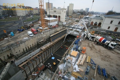 Blick vom Kran auf die Baugrube am Bayerischen Bahnhof