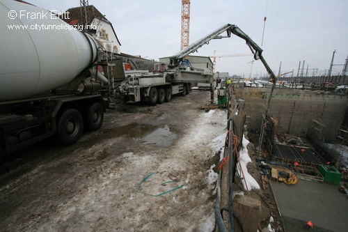 Beton Marsch in die Baugrube