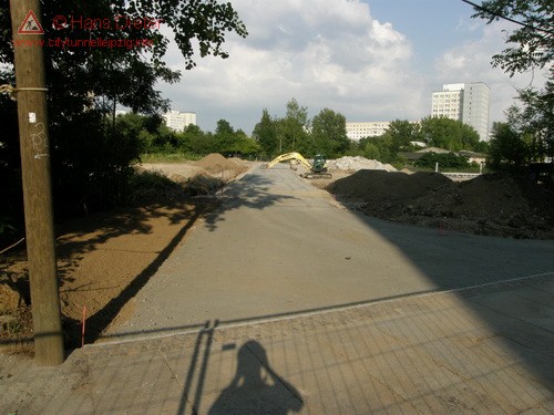 Ein neuer Fu&szlig;weg entsteht neben der Fu&szlig;g&auml;ngerbr&uuml;cke.