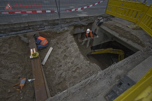 Einbau Aussteifung links. Und Handschachtung am Tunnelmund.