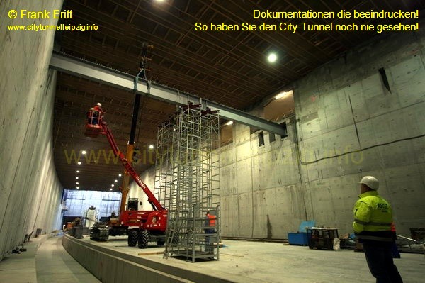 Station Markt - Die ersten zwei je 4,4 t schweren Stahltr�ger der S�dbr�cke liegen in Position.