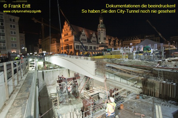 City-Tunnel Leipzig - Station Markt - Montage der letzten 26m langen und 48t schweren Deckenbinder in der Montageöffnung