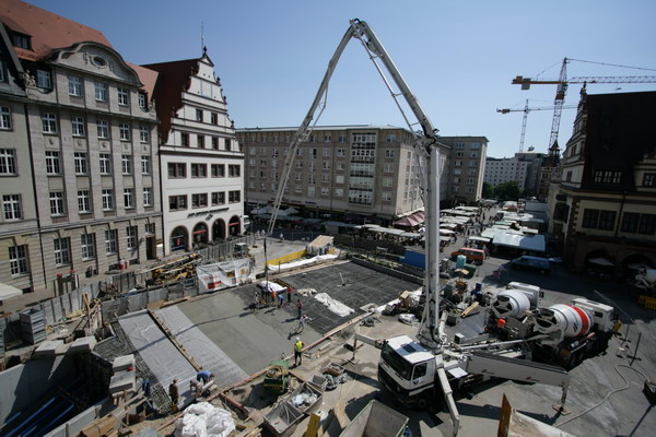 City-Tunnel Leipzig - Station Markt - Letzter Konstruktionsbeton des Rohbaus City-Tunnel eingebaut. <br> Betonage der Decke Montageöffnung