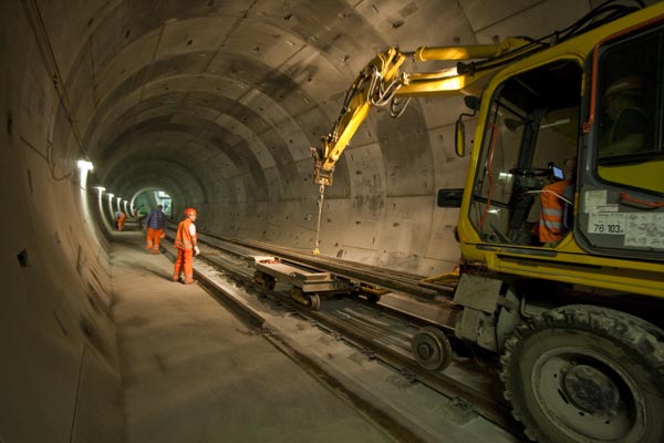 City-Tunnel Leipzig - Feste Fahrbahn - Rückbau Portalkranschienen und Vorbereitung Einbau Langschienen