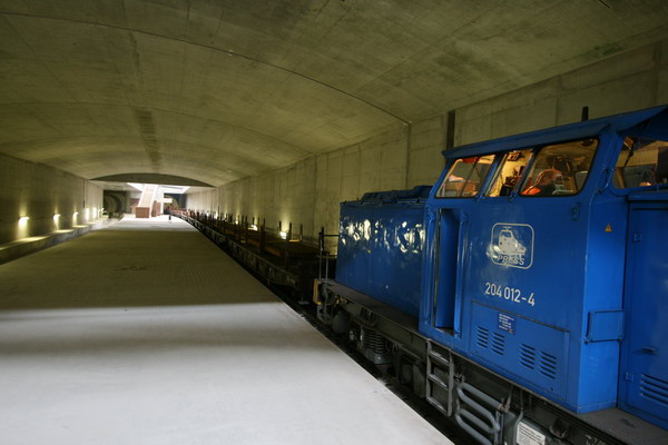 City-Tunnel Leipzig - Feste Fahrbahn - Erster Bauzug in den City-Tunnel eingefahren