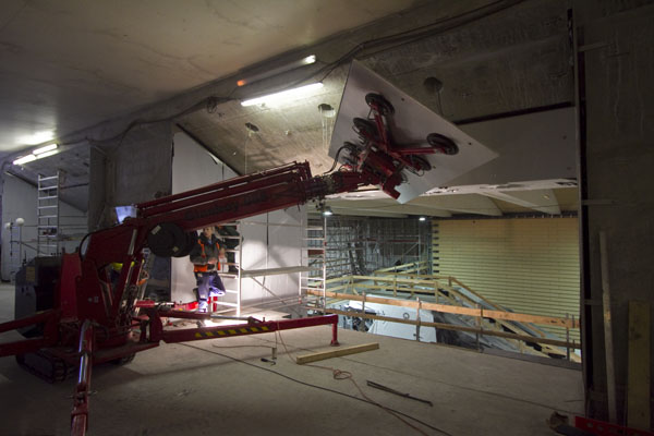 City-Tunnel Leipzig - Station Markt - Montage Edelstahlplatten Aussichtskanzeln