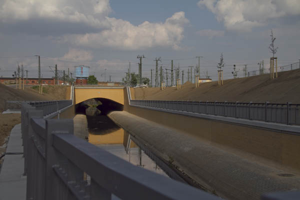 City-Tunnel Leipzig - EÜ Berliner Straße - Bäume an den Böschungen gepflanzt, Arbeiten fast abgeschlossen
