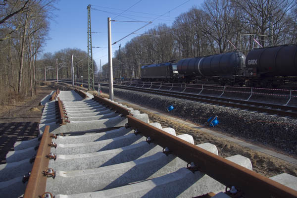 City-Tunnel Leipzig - NEM Leipzig-Leutzsch/Plagwitz - Leutzsch - Die Gleisjoche für den zweiten Abschnitt der Güterringkurve liegen bereit. Ab Dienstag beginnt Einsatz der größten Gleisbaumaschiene Deutschlands in Leutzsch.