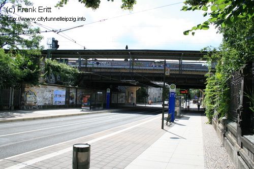 Stra&szlig;enbahnhaltestelle und Br&uuml;cke Station  Gohlis