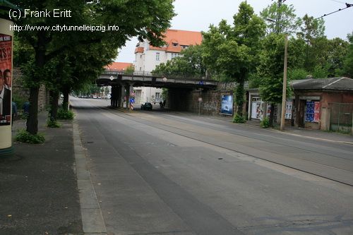 Stra&szlig;e unter der Unterf&uuml;hrung am Bahnhof St&ouml;tteritz