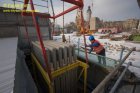 Montage der Glasbausteinedeckenelemente am Wilhelm-Leuschner-Platz