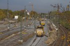 Stopfmaschiene und Schotterplaniermaschiene auf neuen Gleisen in Sttteritz