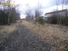 Schotter der Gleistrasse vor dem Bahnhof